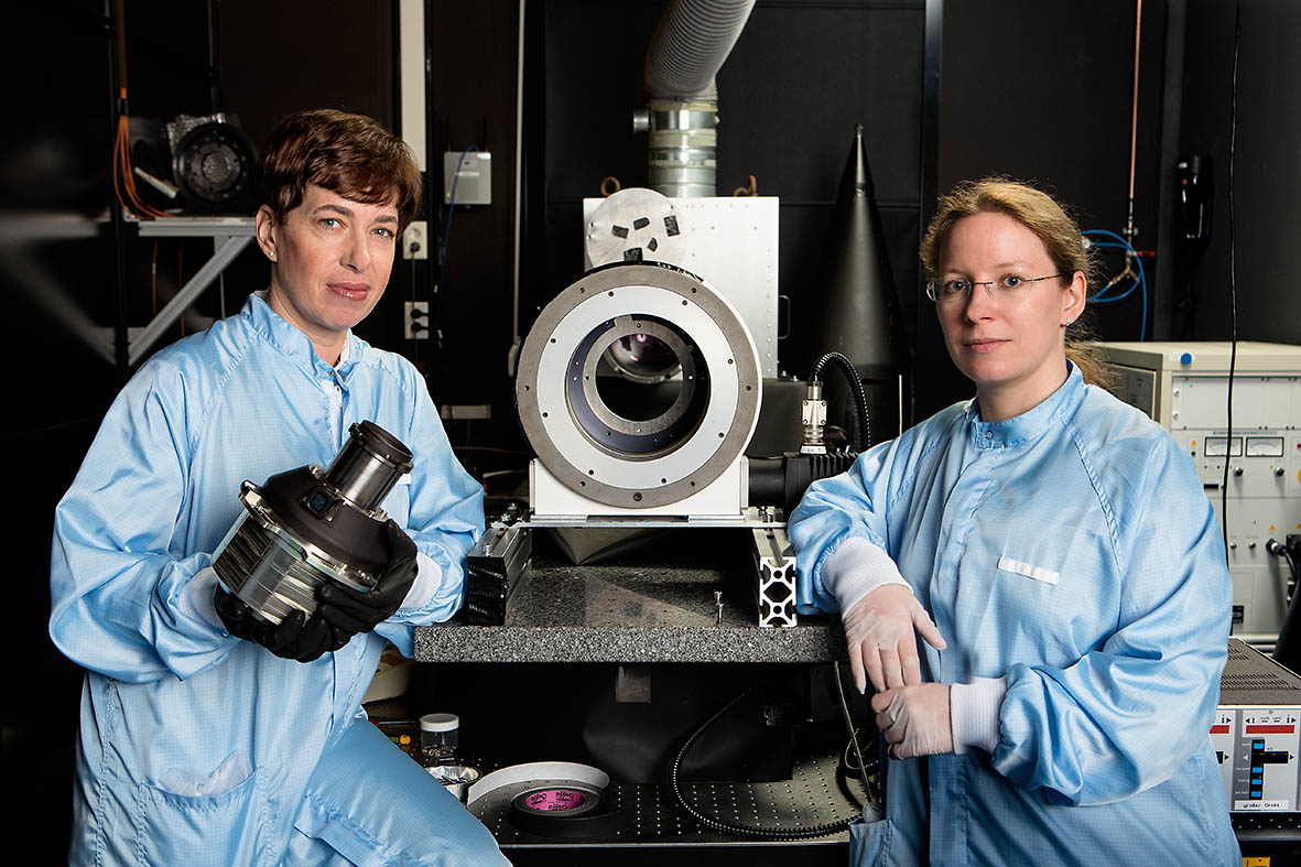 Wissenschaftlerinnen bei  der Jena-Optronik GmbH, Jena